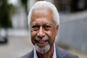 Le tanzanien Abdulrazak Gurnah reçoit son prestigieux prix Nobel de littérature à Londres